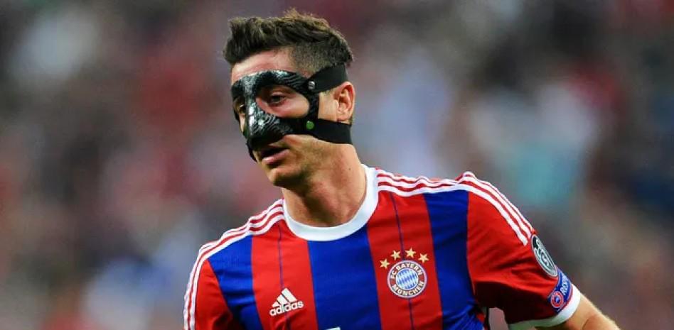 赏金女王试玩-莱万上次戴面具：一点也不好受，影响我观察皮球和对手